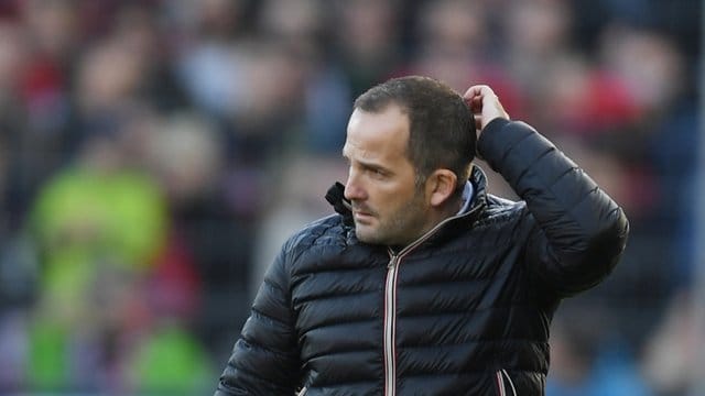 Steckt mit dem FC Augsburg in einer tiefen Krise: Trainer Manuel Baum. Steckt mit dem FC Augsburg in einer tiefen Krise: Trainer Manuel Baum.