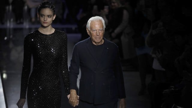Giorgio Armani mit einem Model nach der Show für die Herbst-Winter-Saison 2019/2020 auf der Mailänder Modewoche. Giorgio Armani mit einem Model nach der Show für die Herbst-Winter-Saison 2019/2020 auf der Mailänder Modewoche.