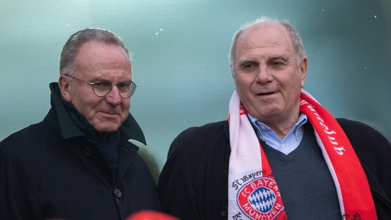 Die Bayern-Bosse Karl-Heinz Rummenigge (l) und Uli Hoeneß planen eifrig die nächste Saison.