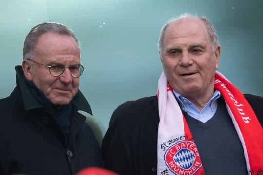 Die Bayern-Bosse Karl-Heinz Rummenigge (l) und Uli Hoeneß planen eifrig die nächste Saison.