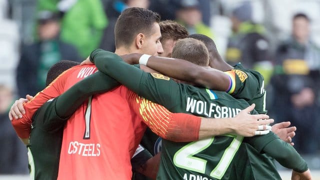 Die Wolfsburger feierten in Gladbach dem 100. Die Wolfsburger feierten in Gladbach dem 100.