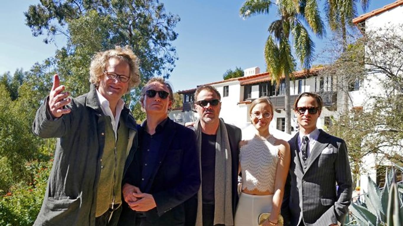 Florian Henckel von Donnersmarck (l-r) und die Schauspieler Oliver Masucci, Sebastian Koch, Saskia Rosendahl und Tom Schilling beim Empfang in der Villa Aurora.