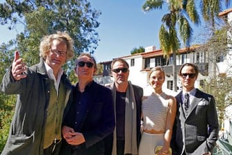 Florian Henckel von Donnersmarck (l-r) und die Schauspieler Oliver Masucci, Sebastian Koch, Saskia Rosendahl und Tom Schilling beim Empfang in der Villa Aurora.