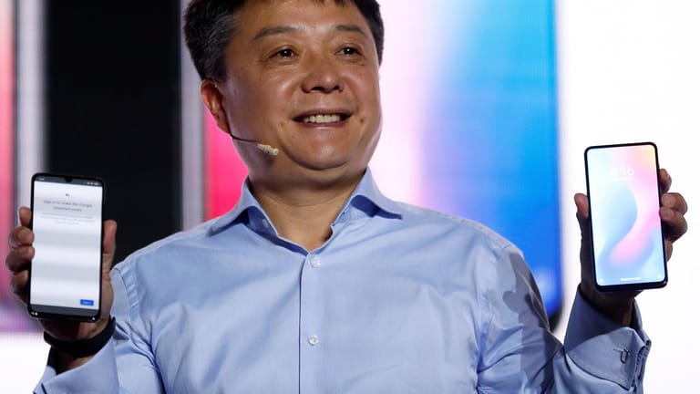Xiaomis Vize-Chef Xiang Wang präsentiert das neue Xiaomi Mi 9: Mit einem neuen Topmodell und einem 5G-fähigen Gerät hofft der chinesische Hersteller auf den Durchbruch in Europa.