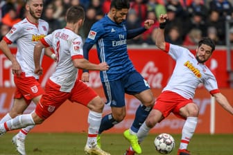 Comeback in Überzahl: Regensburg gewinnt nach 0:1-Rückstand noch mit 2:1 gegen den HSV.