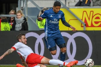 Regensburg Marco Grüttner (l) foult Douglas Santos vom Hamburger Sport Verein.