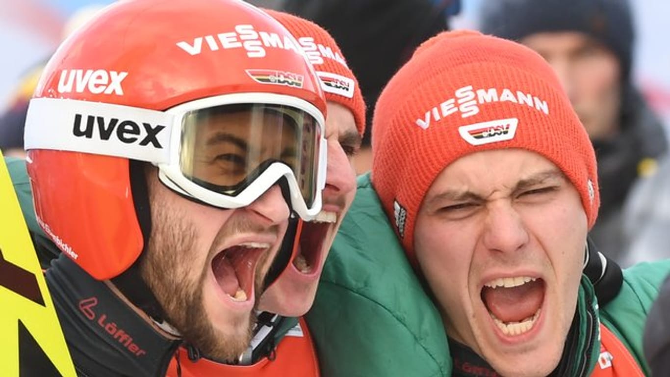 Skispringer Markus Eisenbichler (l-r), Richard Freitag und Stephan Leyhe gewinnen Gold.