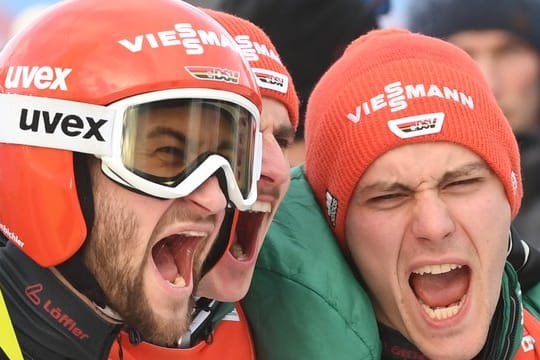 Skispringer Markus Eisenbichler (l-r), Richard Freitag und Stephan Leyhe gewinnen Gold.