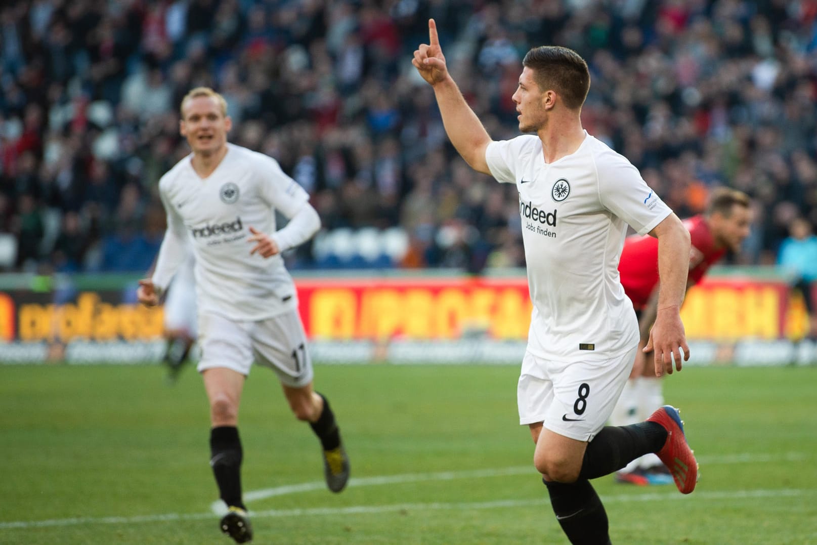 Erzielte das 2:0 in Hannover: Frankfurts Luka Jovic (r.).