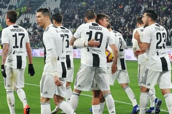 Spieler von Juventus Turin jubeln über den knappen Sieg.