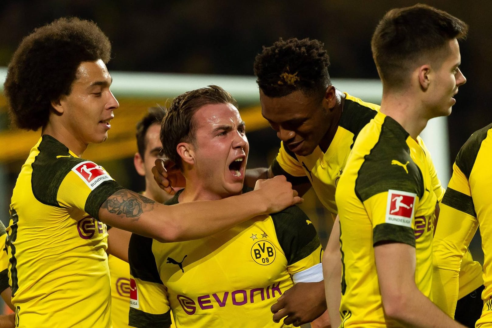 Mario Götze (Mitte) wird von seinen Teamkollegen nach seinem Tor gefeiert.