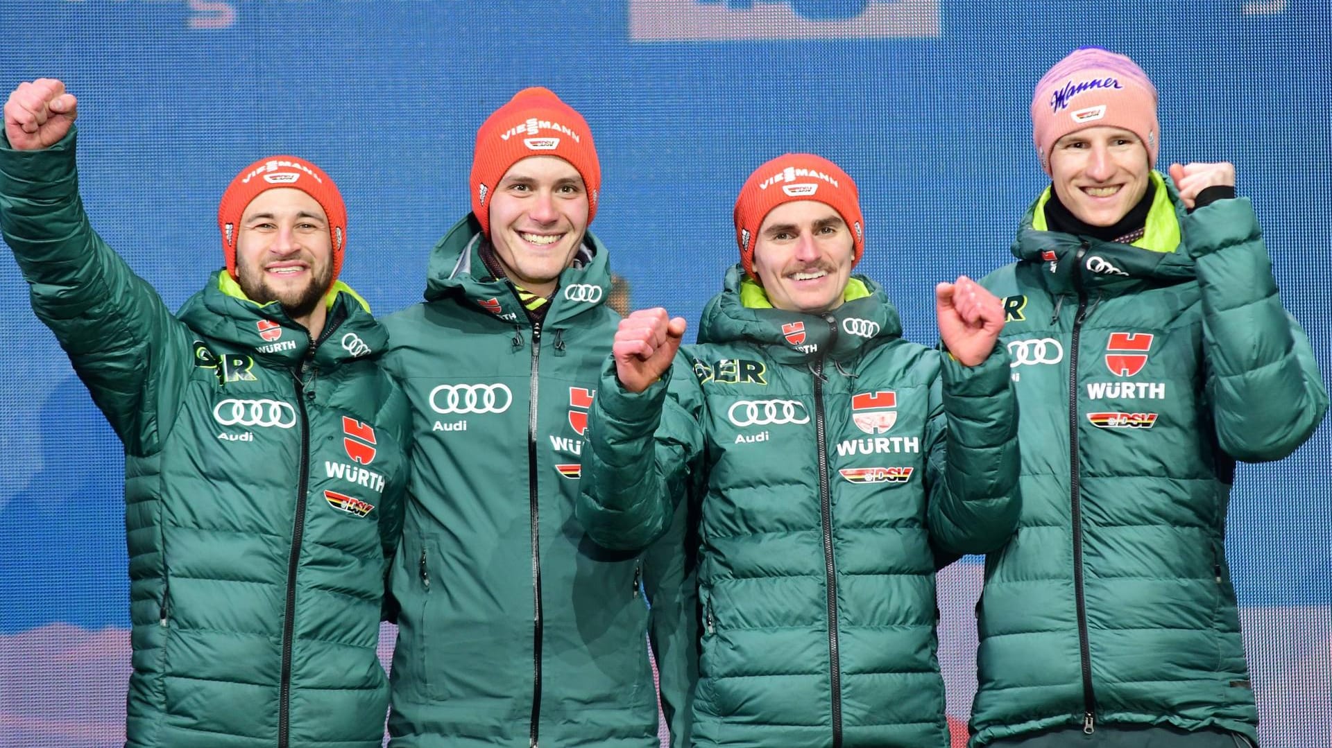 Von links: Markus Eisenbichler, Stephan Leyhe, Richard Freitag und Karl Geiger bei der Siegerehrung.