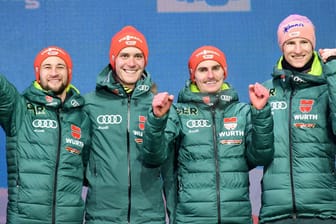 Von links: Markus Eisenbichler, Stephan Leyhe, Richard Freitag und Karl Geiger bei der Siegerehrung.