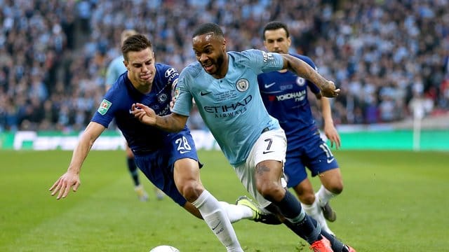 ManCity-Spieler Raheem Sterling (M) und Cesar Azpilicueta (l) von Chelsea im Zweikampf.