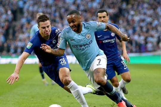 ManCity-Spieler Raheem Sterling (M) und Cesar Azpilicueta (l) von Chelsea im Zweikampf.