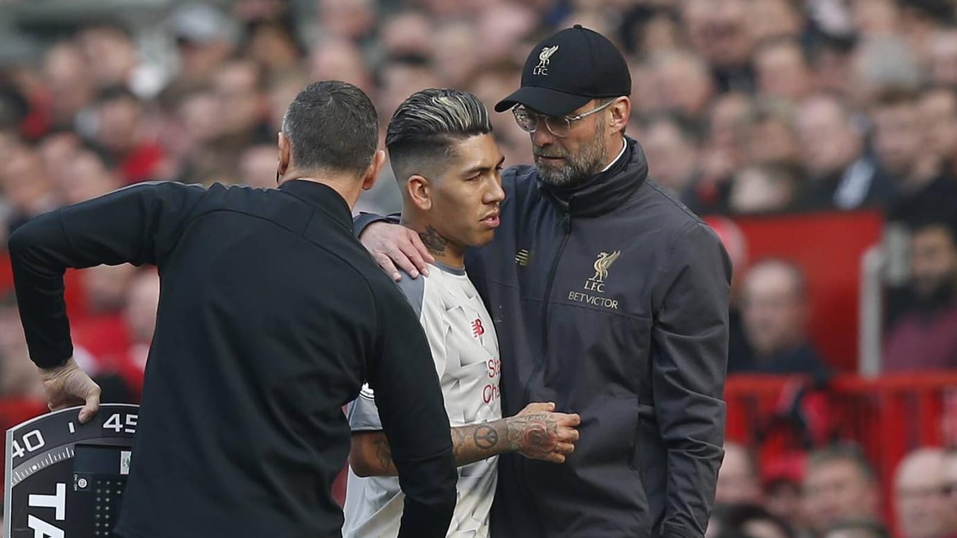 Jürgen Klopp erkundigt sich bei Firmino nach seinem Befinden.