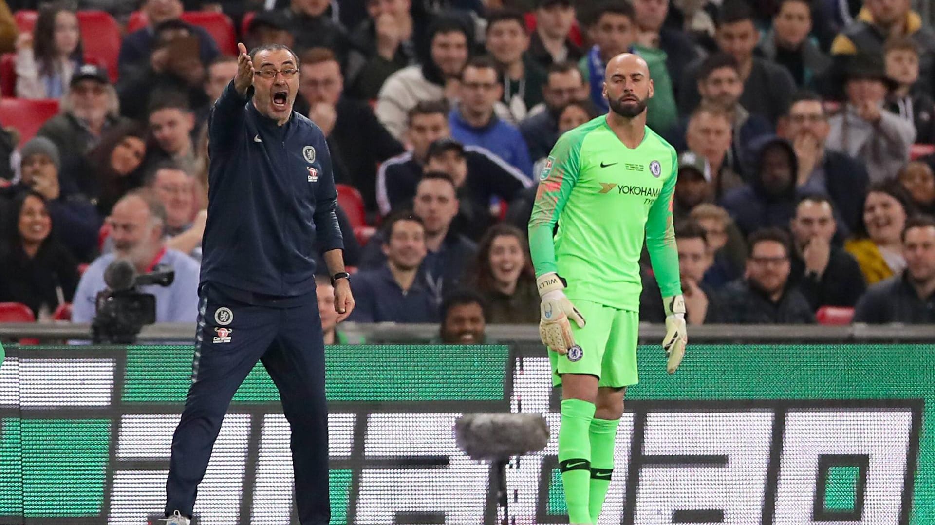 Trainer Maurizio Sarri (links) will Willy Caballero (rechts) einwechseln. Doch Kepa Arrizabalaga weigert sich.