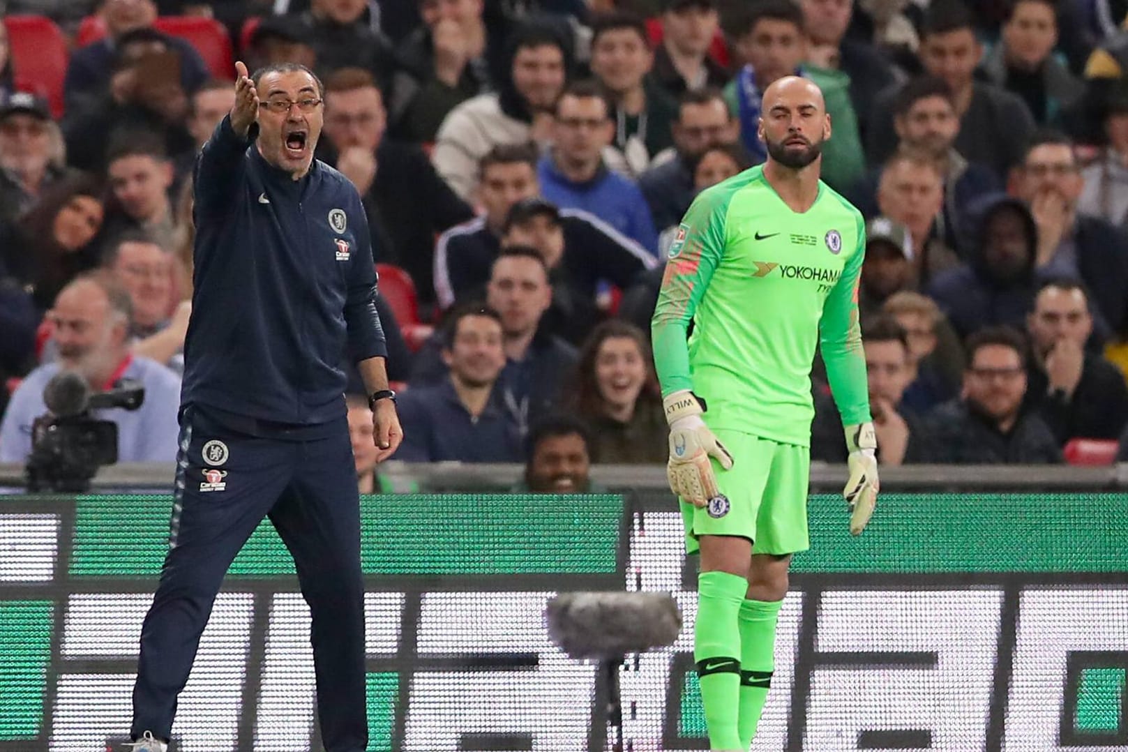 Trainer Maurizio Sarri (links) will Willy Caballero (rechts) einwechseln. Doch Kepa Arrizabalaga weigert sich.