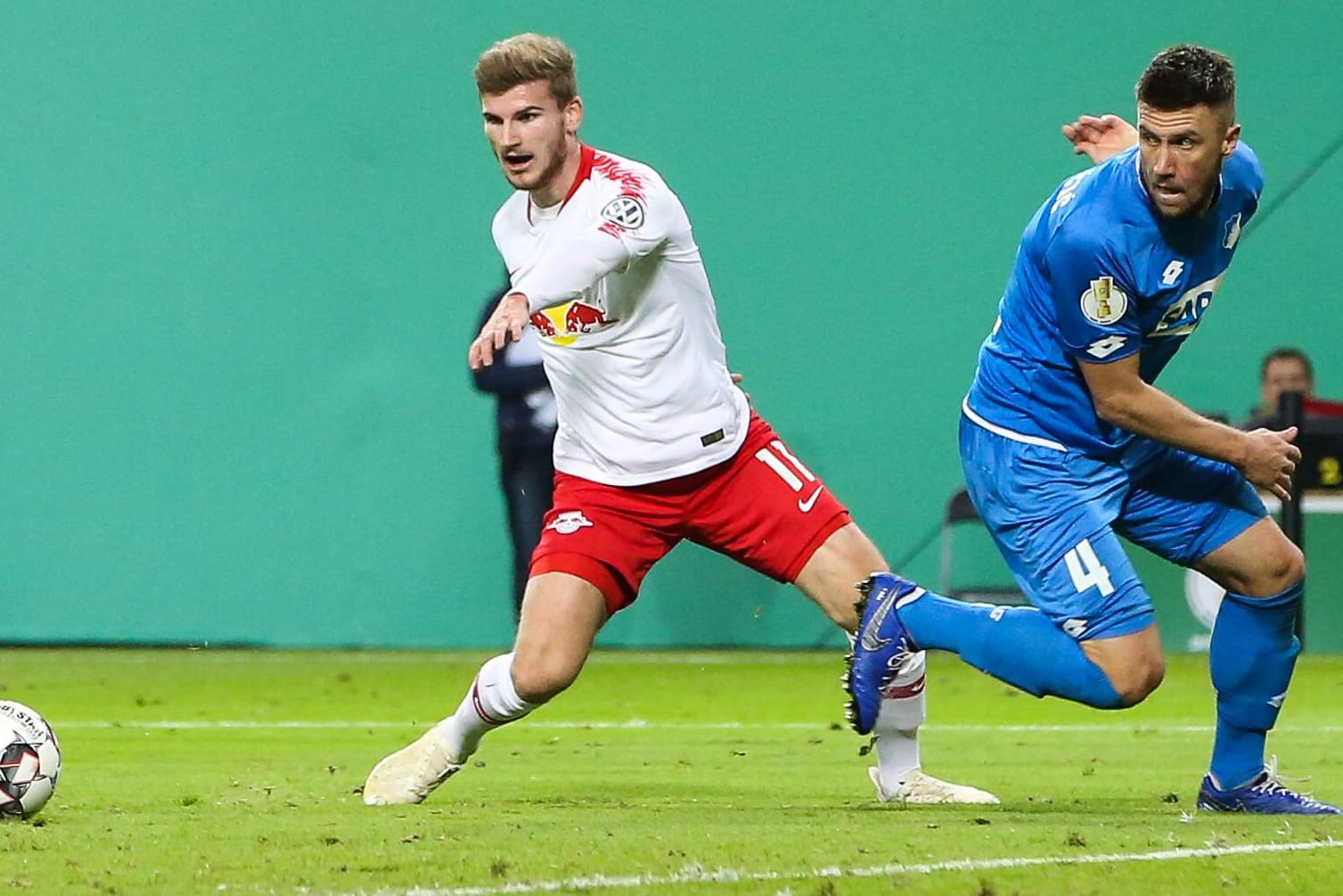 Timo Werner (links) gegen Ermin Bicakcic von der TSG Hoffenheim.