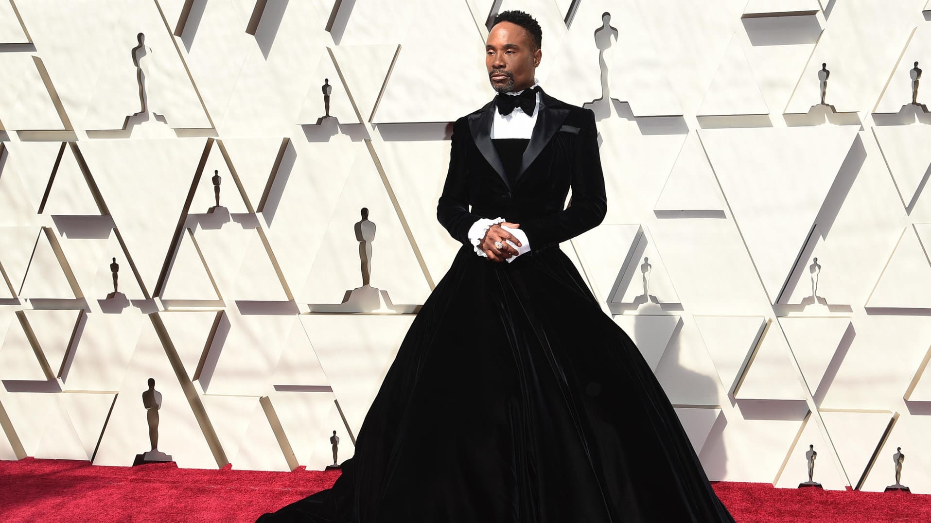 Billy Porter: Der Schauspieler überrascht mit einer Kombination aus Smoking und Kleid.