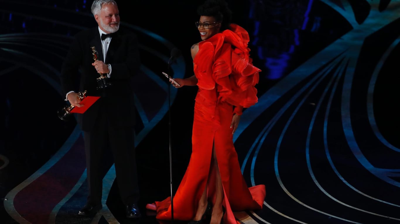 Hannah Beachler und Jay Hart nehmen den Oscar in Best Production Design für "Black Panther" entgegen.