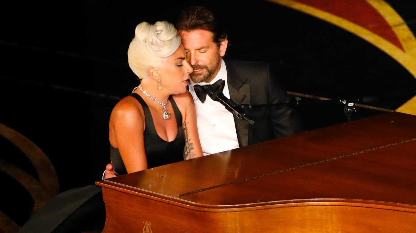 Lady Gaga und Bradley Cooper während ihrer Performance.
