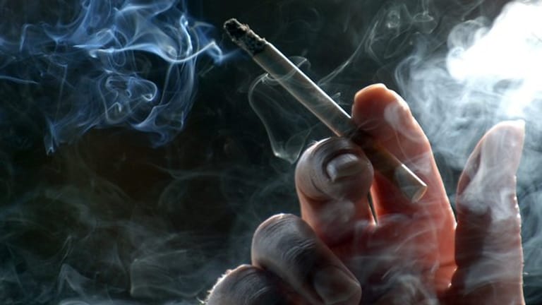 Brennende Zigarette: Rauchen darf in einer Mietwohnung nicht verboten werden.