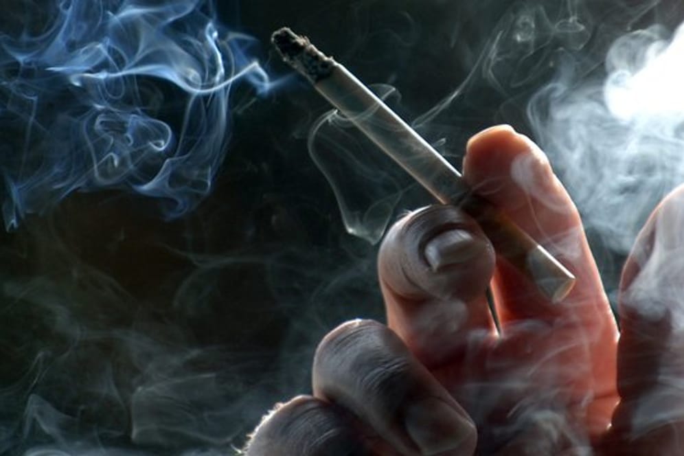 Brennende Zigarette: Rauchen darf in einer Mietwohnung nicht verboten werden.