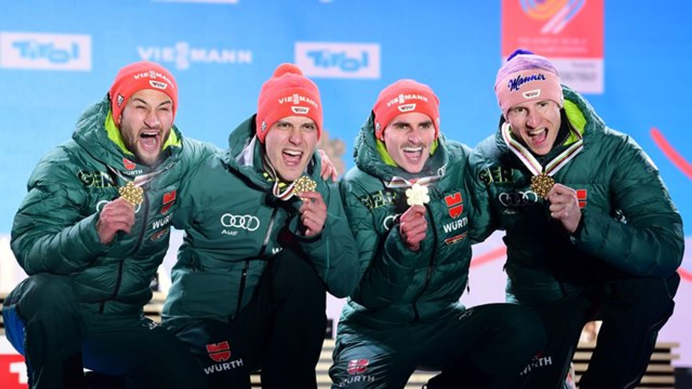 Skispringer Eisenbichler (l-r), Leyhe, Freitag und Geiger aus Deutschland jubeln über Gold.