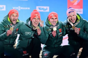 Skispringer Eisenbichler (l-r), Leyhe, Freitag und Geiger aus Deutschland jubeln über Gold.