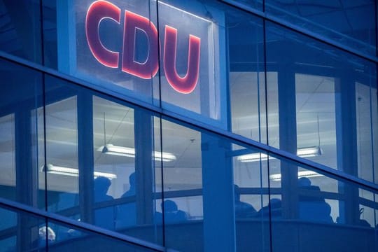 Die CDU will die Voraussetzungen für die Abschiebehaft lockern und mehr Abschiebehaftplätze schaffen.