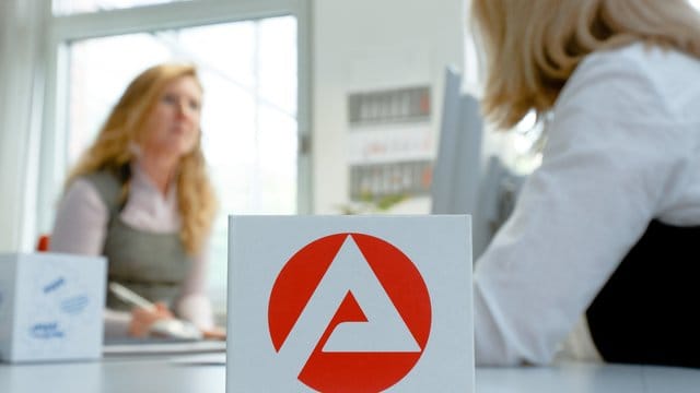 Gespräch bei der Agentur für Arbeit: Spätestens am ersten Tag ohne Beschäftigung müssen Sie sich persönlich bei der zuständigen Agentur für Arbeit arbeitslos melden.