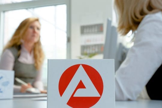 Gespräch bei der Agentur für Arbeit: Spätestens am ersten Tag ohne Beschäftigung müssen Sie sich persönlich bei der zuständigen Agentur für Arbeit arbeitslos melden.