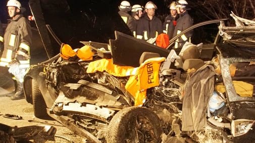 Autowrack an der Unfallstelle auf der Bundesstraße 294: Das wohl zu schnelle Fahrzeug schleuderte gegen ein entgegenkommendes Auto.