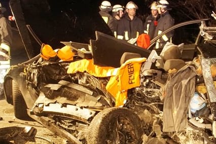 Autowrack an der Unfallstelle auf der Bundesstraße 294: Das wohl zu schnelle Fahrzeug schleuderte gegen ein entgegenkommendes Auto.