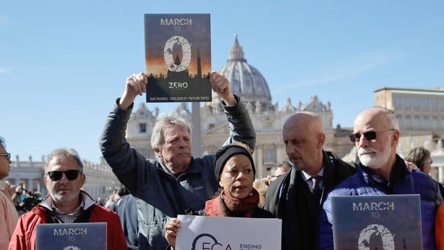 Opfer von sexuellem Missbrauch und Mitglieder des ECA (Ending Clergy Abuse) demonstrieren auf dem Petersplatz. Opfer von sexuellem Missbrauch und Mitglieder des ECA (Ending Clergy Abuse) demonstrieren auf dem Petersplatz.