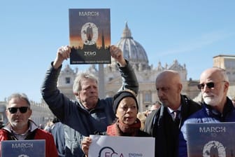 Opfer von sexuellem Missbrauch und Mitglieder des ECA (Ending Clergy Abuse) demonstrieren auf dem Petersplatz.