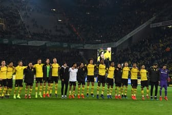 Die Mannschaft von Borussia Dortmund lässt sich nach dem 3:2 gegen Leverkusen feiern.