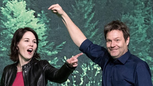 Die Bundesvorsitzenden Robert Habeck (r) und Annalena Baerbock von Bündnis 90/Die Grünen. Die Bundesvorsitzenden Robert Habeck (r) und Annalena Baerbock von Bündnis 90/Die Grünen.