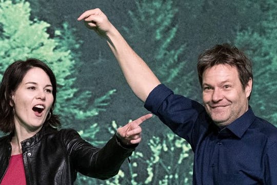 Die Bundesvorsitzenden Robert Habeck (r) und Annalena Baerbock von Bündnis 90/Die Grünen.