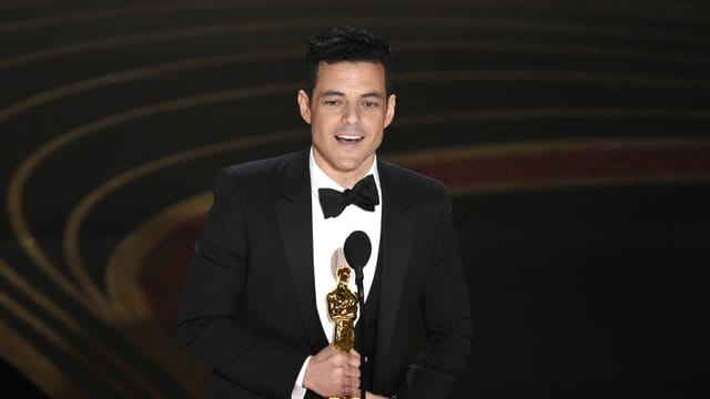 Rami Malek freut sich über seinen Oscar als Bester Hauptdarsteller.