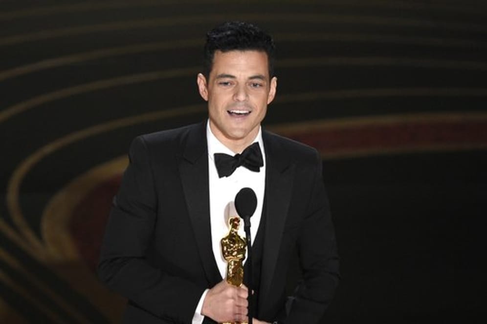 Rami Malek freut sich über seinen Oscar als Bester Hauptdarsteller.