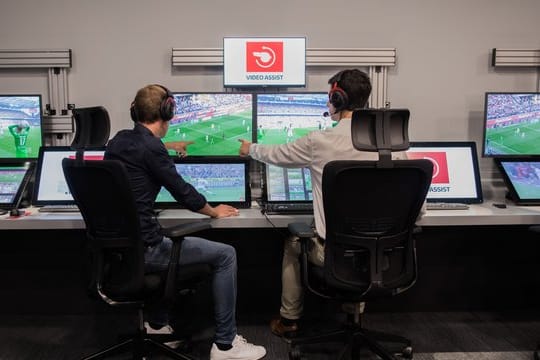 Während der Bundesligaspiele sitzt in Köln ein Video-Schiedsrichter.