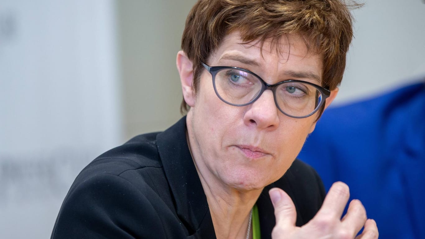 CDU-Chefin Annegret Kramp-Karrenbauer: Wegen ihrer Offenheit für eine schwarz-grüne Koalition warnen konservative CDU-Politiker vor einer Zerreißprobe innerhalb der Partei.