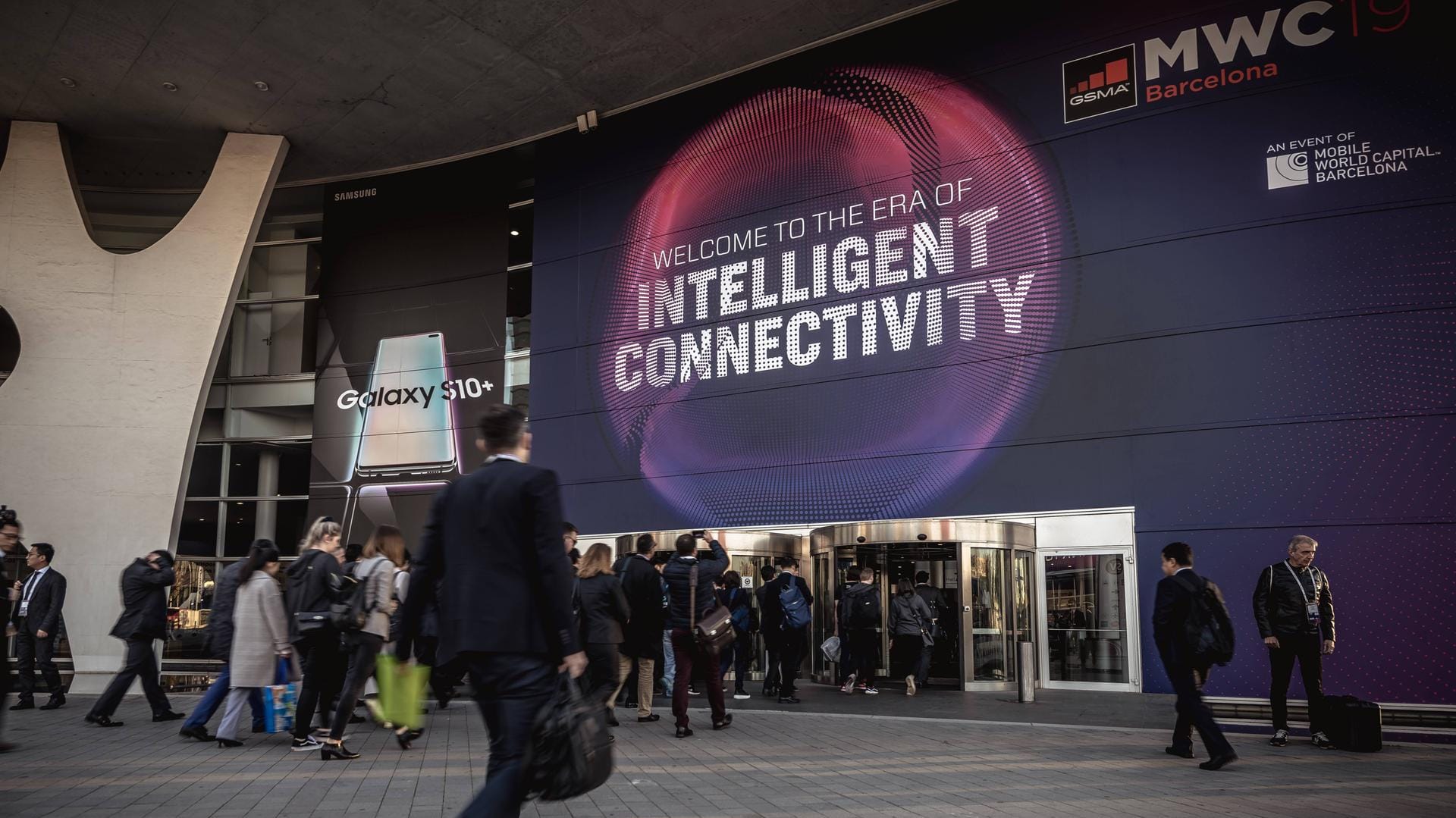 Besucher betreten das Gebäude des Mobile World Congresses in Barcelona: Firmen wie "apption Labs" stellen neue Gadgets auf dem Mobile World Congress vor.