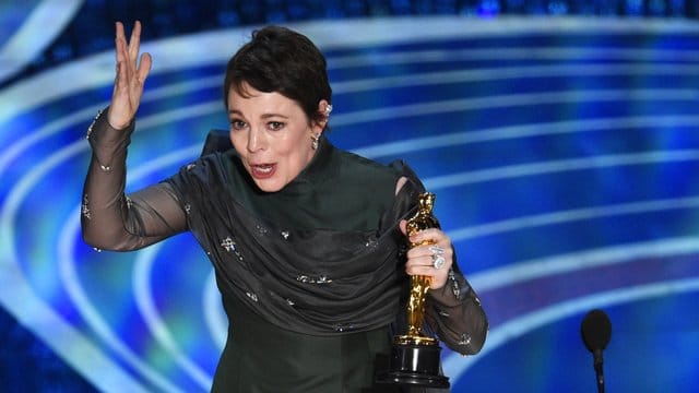 Olivia Colman mit ihrem Oscar als beste Hauptdarstellerin für ihre Rolle in "The Favourite".