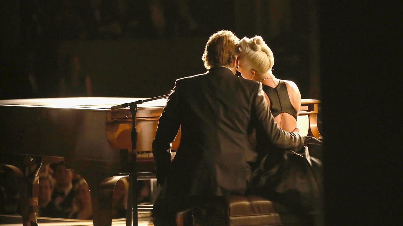 Lady Gaga und Bradley Cooper: Sie performen ihren Hit "Shallow".