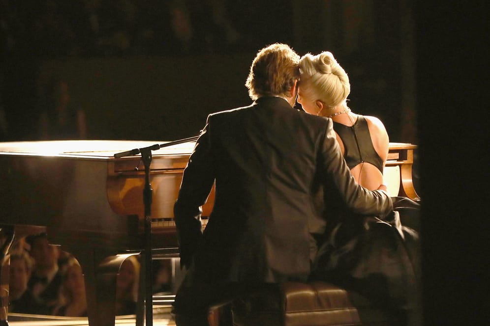 Lady Gaga und Bradley Cooper: Sie performen ihren Hit "Shallow".
