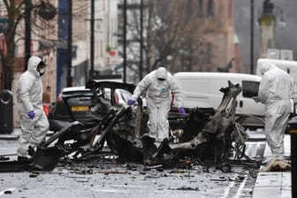 Ermittler untersuchen die Überreste eines Autos: Am 20. Januar explodierte in Londonderry eine Autobombe.