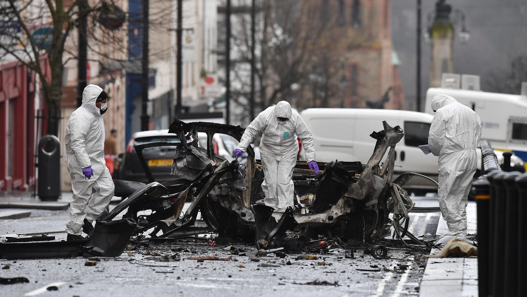 Ermittler untersuchen die Überreste eines Autos: Am 20. Januar explodierte in Londonderry eine Autobombe.